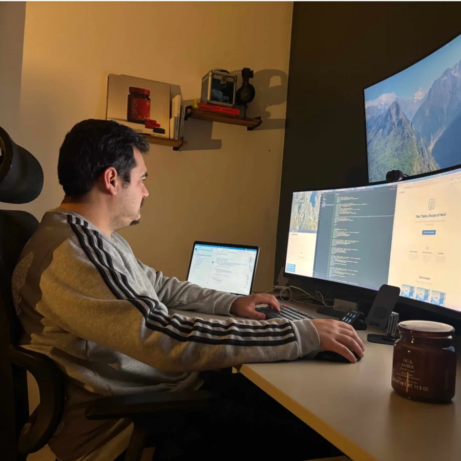 Fran Sierra, desarrollador y fundador de cohete, trabajando en su escritorio