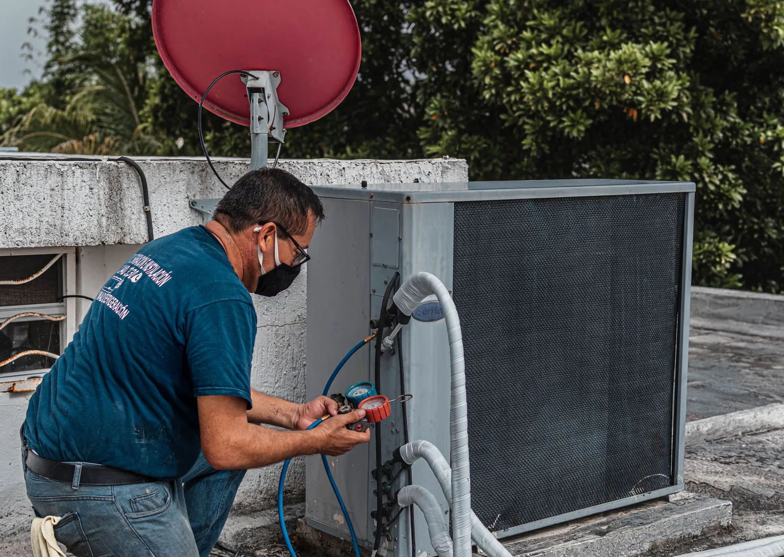 Técnico de Clima Levante instalando un aire acondicionado