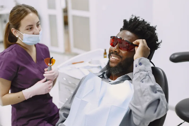 Paciente sonriendo en la consulta dental