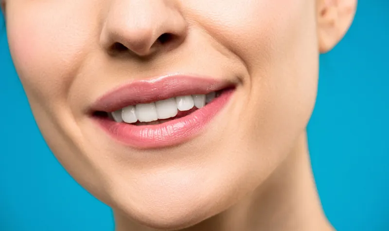 Sonrisa con dientes sanos y blancos
