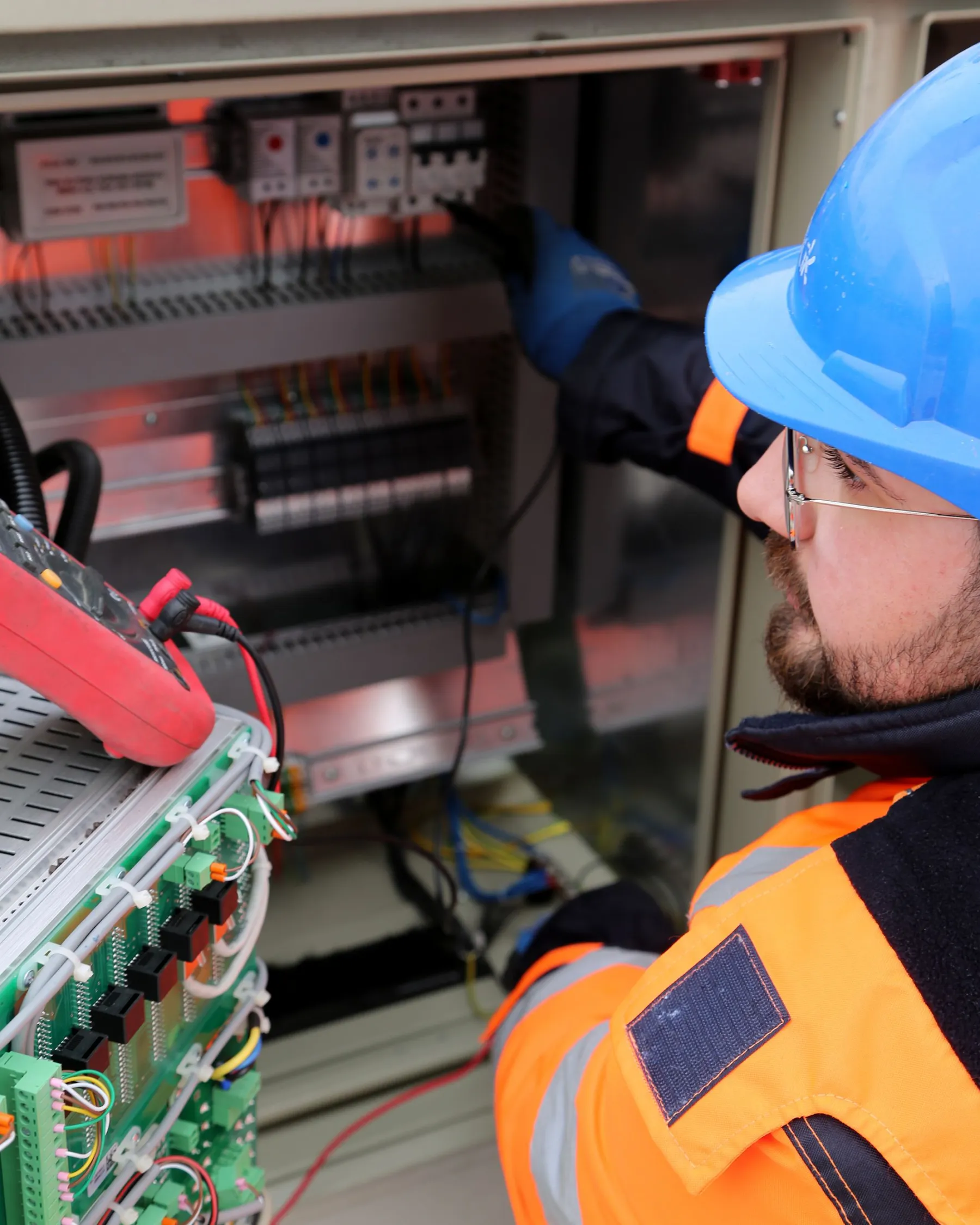 Electricista de Nolasco trabajando en una instalación eléctrica