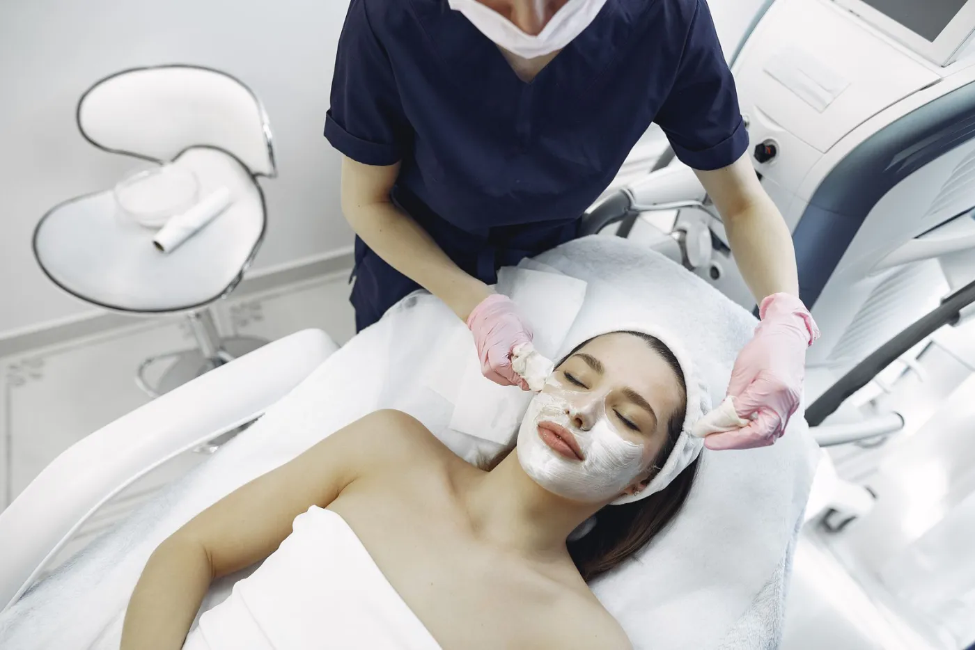 Tratamiento de estética facial en una clienta del Estudio Alma