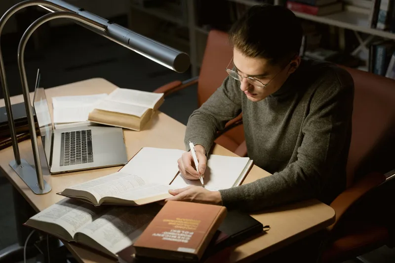 Alumno estudiando en su escritorio