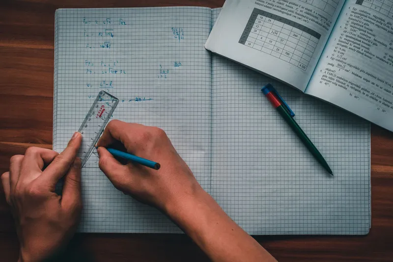 Ejercicios de matemáticas con regla y cuaderno