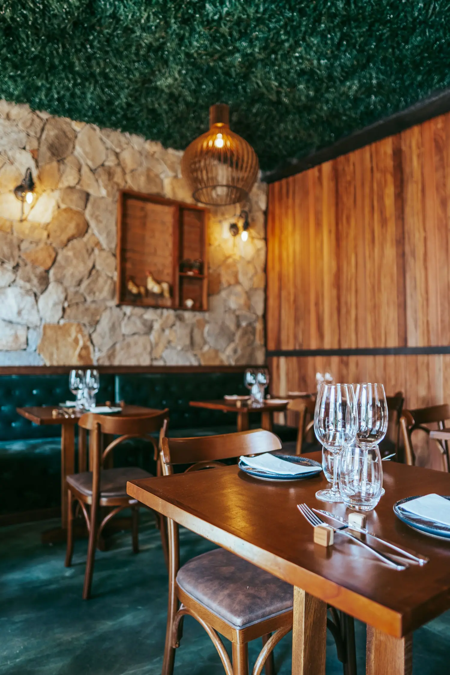 Interior del comedor del Mesón La Parra, con mesas vestidas y ambiente de mesón andaluz tradicional