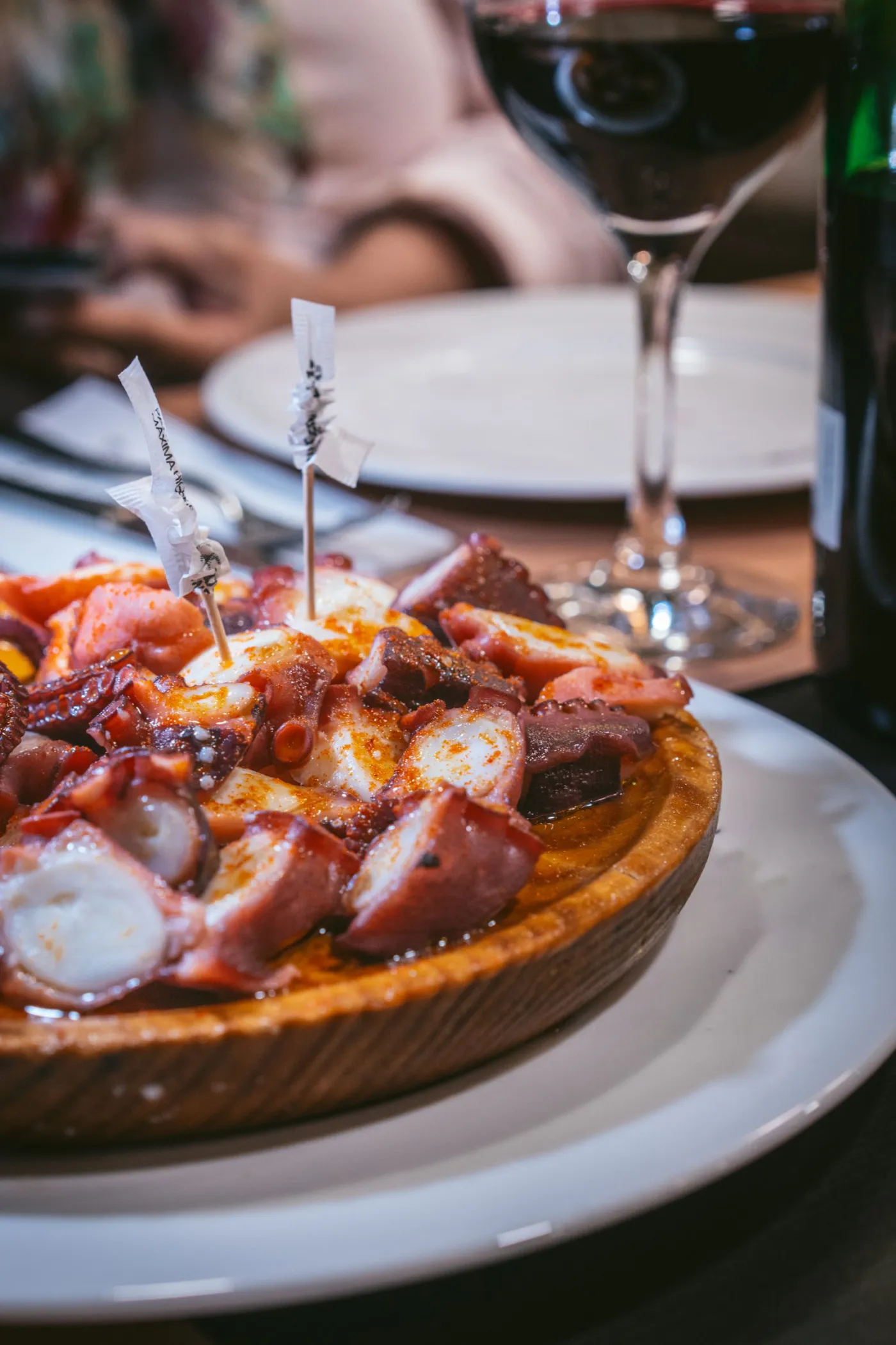 Plato de cocina casera andaluza recién servido en el Mesón La Parra